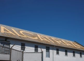 Autoridades de Estados Unidos evalúan el cierre del centro de detención migratorio Alligator Alcatraz, ubicado en los Everglades.