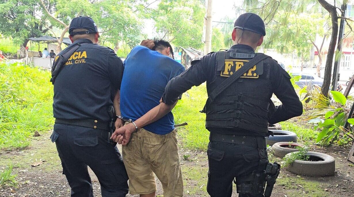 Alias “Shagy” es capturado en Escuintla con pistola reportada como robada