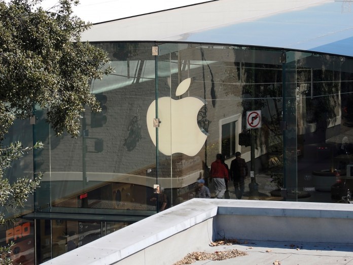 Apple admite tener problemas para abastecerse de chips de inteligencia artificial para lo que alcanza acuerdo con Intel. Foto La Hora: EFE