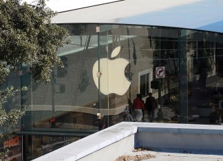 Apple admite tener problemas para abastecerse de chips de inteligencia artificial para lo que alcanza acuerdo con Intel. Foto La Hora: EFE