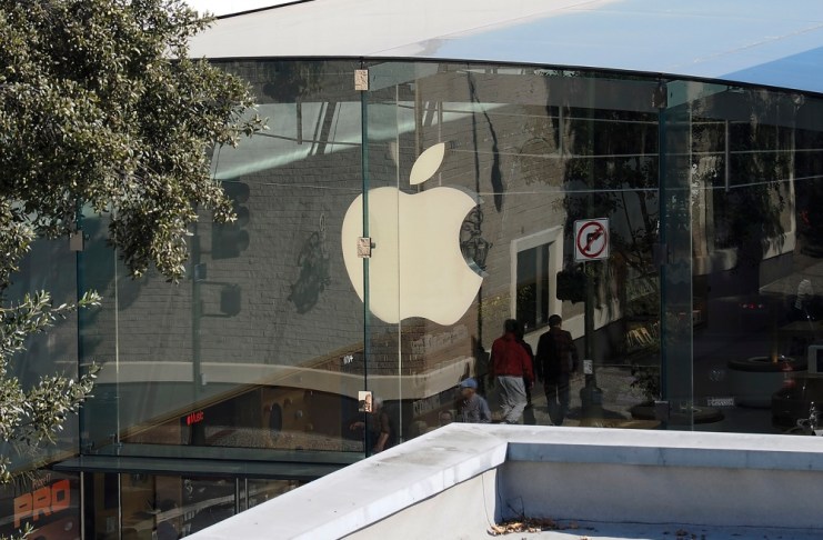 Apple admite tener problemas para abastecerse de chips de inteligencia artificial para lo que alcanza acuerdo con Intel. Foto La Hora: EFE