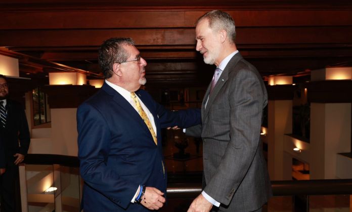 El presidente Bernardo Arévalo sostuvo un encuentro con el Rey Felipe VI, en San José, Costa Rica, en el marco de la toma de posesión de Laura Fernández.