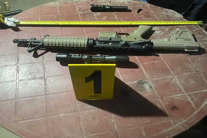 armashuehuetenangopnc Distintas armas fueron localizadas en una vivienda tras el asesinato de una hondureña en Huehuetenango. Foto: PNC