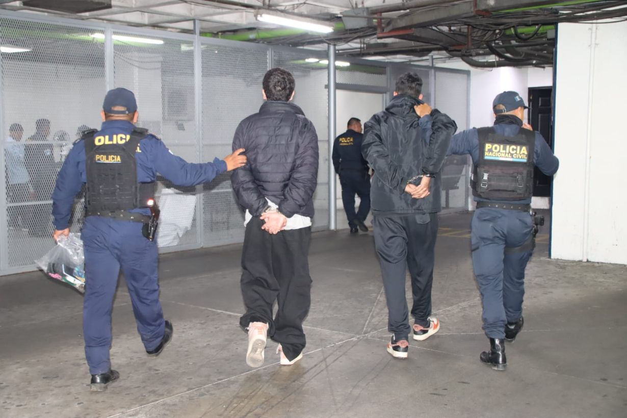 Capturan a supuestos motoladrones con tarjetas de crédito, víctima reconoce a asaltantes