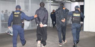Los detenidos en la colonia Landívar, zona 7, son sospechosos de haber asaltado a una mujer.