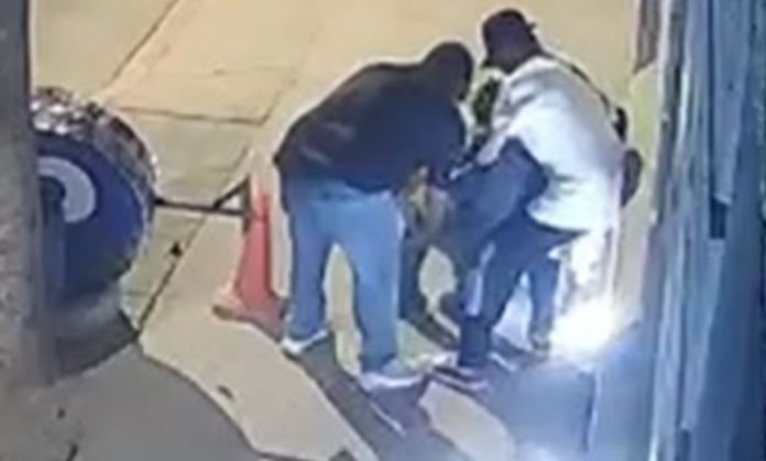 En la grabación de las cámaras de seguridad instaladas en la zona 1 se logró identificar a los presuntos asaltantes. Foto La Hora: captura de pantalla PNC