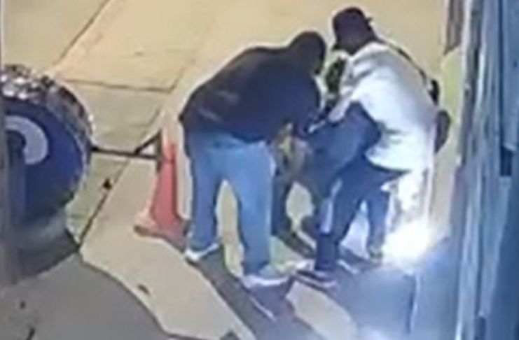 En la grabación de las cámaras de seguridad instaladas en la zona 1 se logró identificar a los presuntos asaltantes. Foto La Hora: captura de pantalla PNC