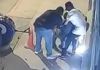 En la grabación de las cámaras de seguridad instaladas en la zona 1 se logró identificar a los presuntos asaltantes. Foto La Hora: captura de pantalla PNC