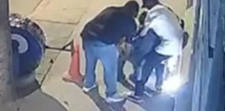 Cámaras de vigilancia delatan a tres hombres tras asaltar a vecino en la zona 1 En la grabación de las cámaras de seguridad instaladas en la zona 1 se logró identificar a los presuntos asaltantes. Foto La Hora: captura de pantalla PNC
