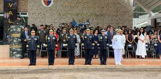 El presidente Bernardo Arévalo y el ministro de la Defensa, Henry Saenz, fueron los encargados de colocar las insignias en los ascensos a cada nuevo general de brigada. Foto La Hora: José Orozco