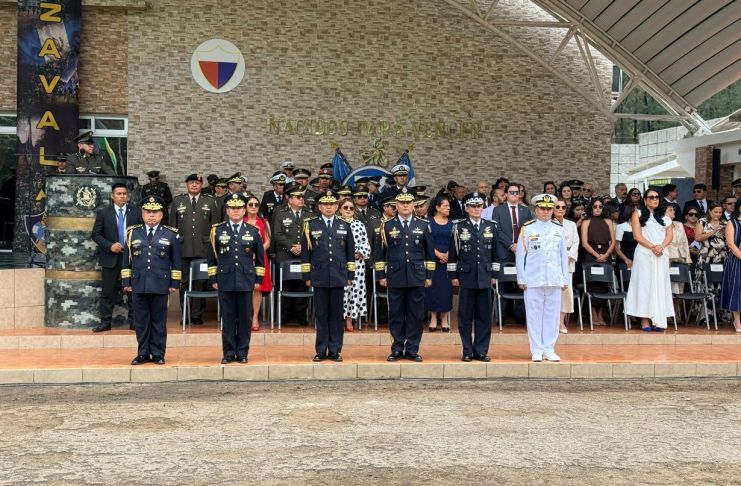 El presidente Bernardo Arévalo y el ministro de la Defensa, Henry Saenz, fueron los encargados de colocar las insignias en los ascensos a cada nuevo general de brigada. Foto La Hora: José Orozco