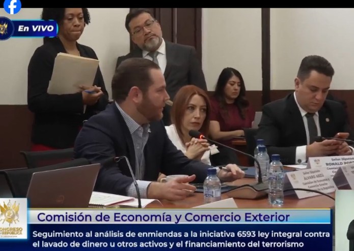 María Consuelo Martínez y Wuelmer Ubener Gómez González de pie atrás del diputado Ronald Portillo, ya que son asesores de la bancada Vamos. Foto: Captura de pantalla