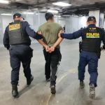 El adulto fue trasladado a la torre de tribunales por la PNC, mientras que el adolescente fue llevado al Juzgado de Menores en Conflicto con la Ley Penal. Foto La Hora: PNC