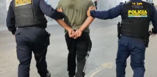 El adulto fue trasladado a la torre de tribunales por la PNC, mientras que el adolescente fue llevado al Juzgado de Menores en Conflicto con la Ley Penal. Foto La Hora: PNC