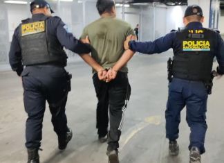 El adulto fue trasladado a la torre de tribunales por la PNC, mientras que el adolescente fue llevado al Juzgado de Menores en Conflicto con la Ley Penal. Foto La Hora: PNC
