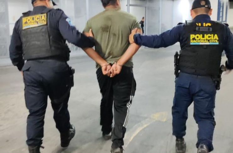 PNC captura a “Psicópata” y “Diabólico” mientras descuartizaban a una persona en zona 18 El adulto fue trasladado a la torre de tribunales por la PNC, mientras que el adolescente fue llevado al Juzgado de Menores en Conflicto con la Ley Penal. Foto La Hora: PNC