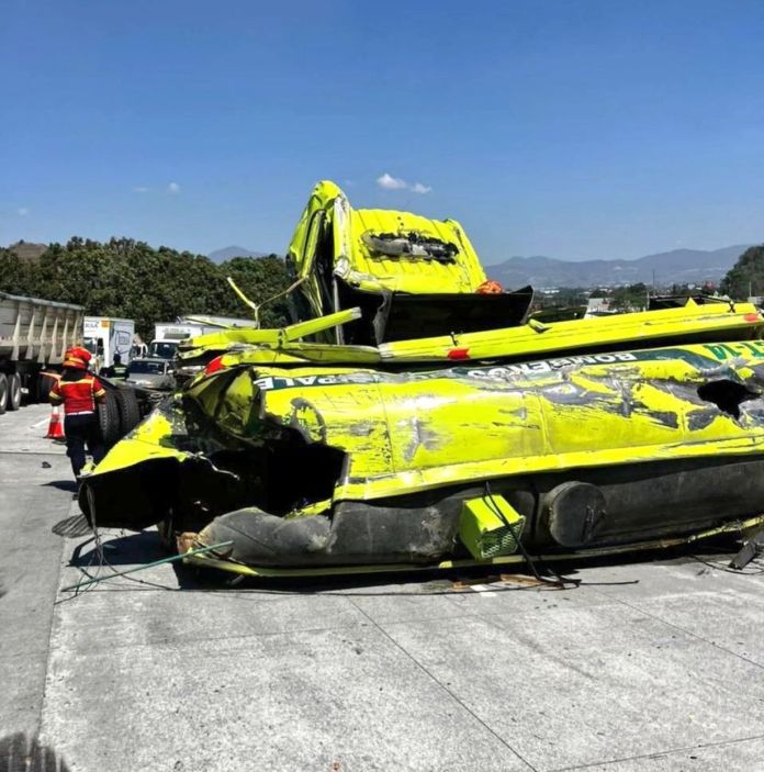 El accidente de tránsito ocurrió en una curva y bajada de la VAS. Según se conoció, los bomberos retornaban a su sede tras trabajar en apagar el incendio en un almacén.