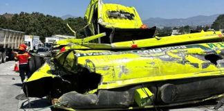 El accidente de tránsito ocurrió en una curva y bajada de la VAS. Según se conoció, los bomberos retornaban a su sede tras trabajar en apagar el incendio en un almacén.