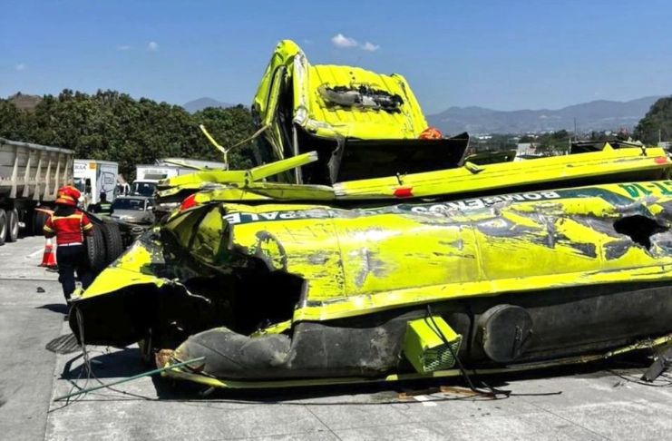 El accidente de tránsito ocurrió en una curva y bajada de la VAS. Según se conoció, los bomberos retornaban a su sede tras trabajar en apagar el incendio en un almacén.