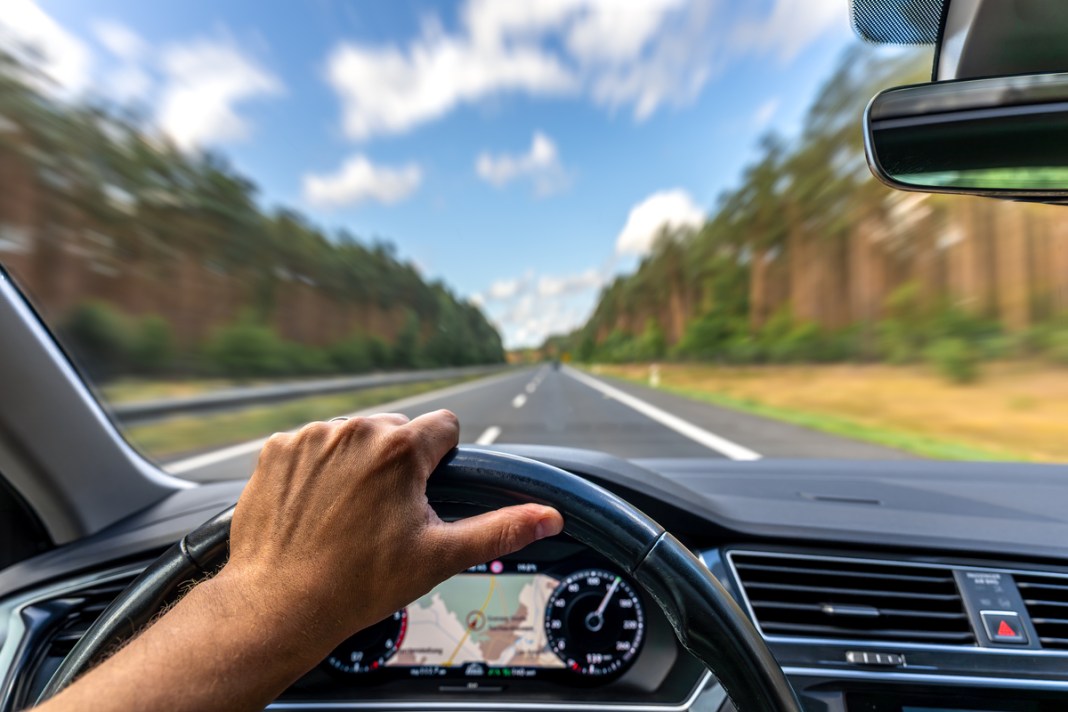 Los vehículos modernos integran tecnologías que modifican aceleración, dirección y consumo con solo activar un modo de manejo. Foto: Shutterstock_