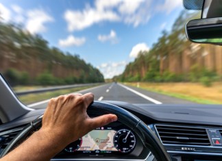 Los vehículos modernos integran tecnologías que modifican aceleración, dirección y consumo con solo activar un modo de manejo. Foto: Shutterstock_