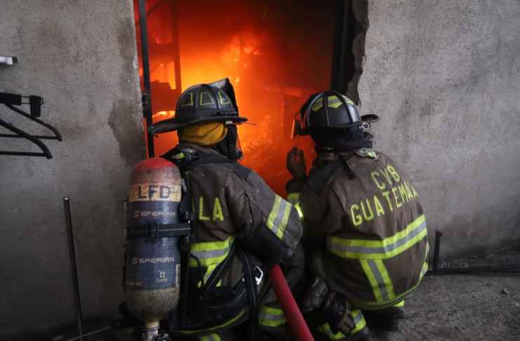 El siniestro ocurrió a eso de la 1:40 de la mañana y los Bomberos Voluntarios y Municipales trabajan para sofocarlo en su totalidad.