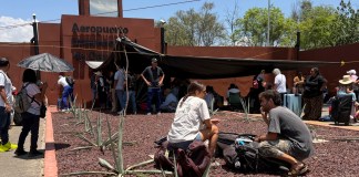 Personas esperan afuera del Aeropuerto Internacional de Oaxaca este viernes, en Oaxaca (México). Foto La Hora: EFE