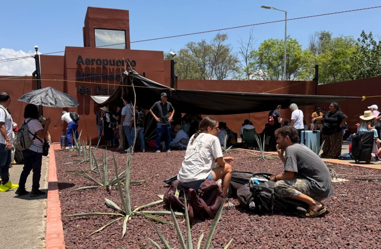 Personas esperan afuera del Aeropuerto Internacional de Oaxaca este viernes, en Oaxaca (México). Foto La Hora: EFE