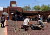 Maestros mexicanos intensifican sus protestas con la toma del aeropuerto de Oaxaca Personas esperan afuera del Aeropuerto Internacional de Oaxaca este viernes, en Oaxaca (México). Foto La Hora: EFE