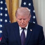 El presidente estadounidense Donald Trump durante la ceremonia de juramento de Kevin Warsh en el Salón Este de la Casa. Foto La Hora: EFE