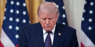 El presidente estadounidense Donald Trump durante la ceremonia de juramento de Kevin Warsh en el Salón Este de la Casa. Foto La Hora: EFE