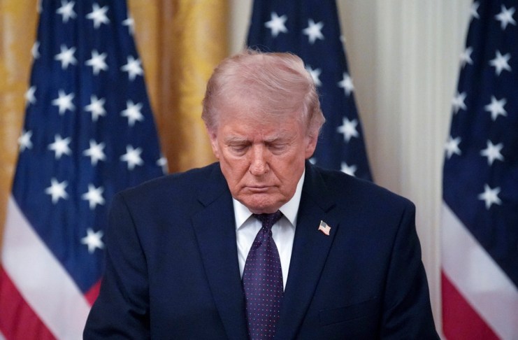Donald Trump asegura que «por su amor a EE.UU.» no podrá asistir a la boda de su hijo mayor en Bahamas El presidente estadounidense Donald Trump durante la ceremonia de juramento de Kevin Warsh en el Salón Este de la Casa. Foto La Hora: EFE