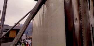 Uno de los dos postes derribados por un camión en la Calzada La Paz cayó sobre un vehículo. Foto La Hora: A. Montejo