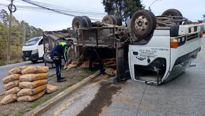 En la Diagonal 45, sobre el puente Monjitas, zona 16, un camión volcó en plena vía, afectando el paso y generando congestionamiento vehicular en el sector.