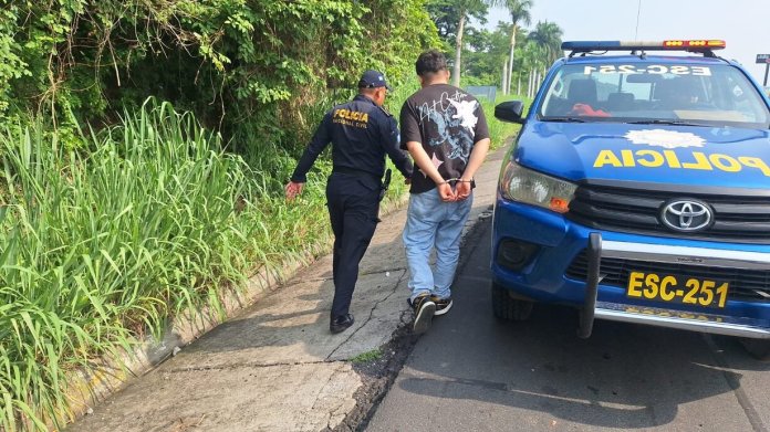 PNC captura a un hombre señalado de atacar con navaja a dos hermanos en el kilómetro 60 de la autopista Palín-Escuintla.