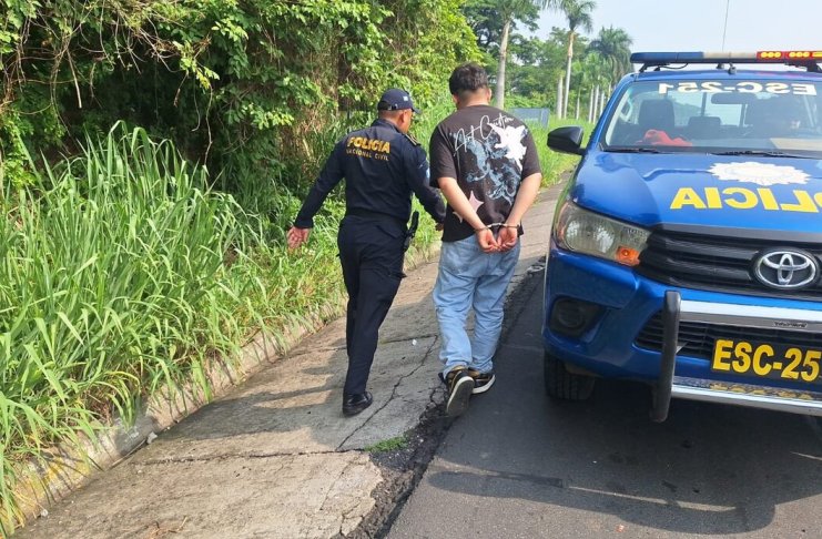 PNC captura a un hombre señalado de atacar con navaja a dos hermanos en el kilómetro 60 de la autopista Palín-Escuintla.