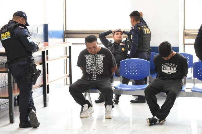 Josué Vicente y Benjamin González fueron liberados tras establecerse un error en la captura ejecutada por la PNC en su contra. Foto La Hora: José Orozco