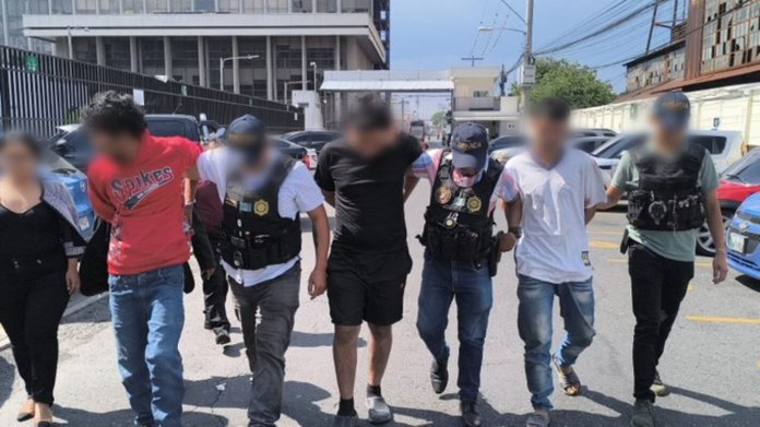 Caen tres presuntos pandilleros cuando recogían el cobro de extorsión en Palencia. Foto: PNC