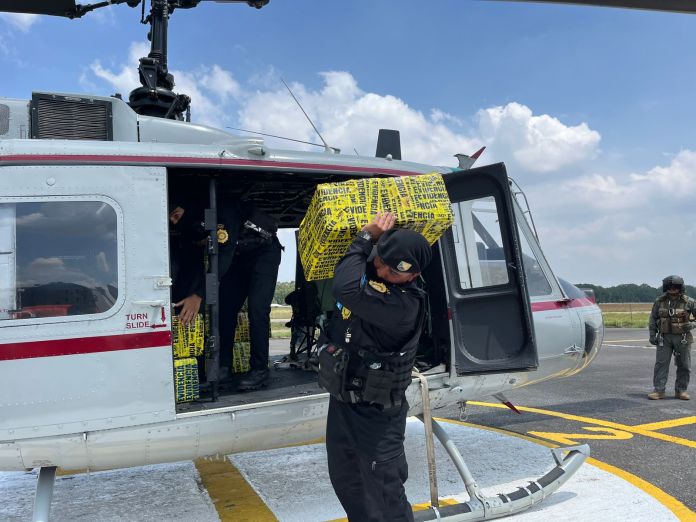Un nicaragüense y un guatemalteco fueron capturados por trasladar más de 900 kilos de cocaína en aguas en Pacífico.