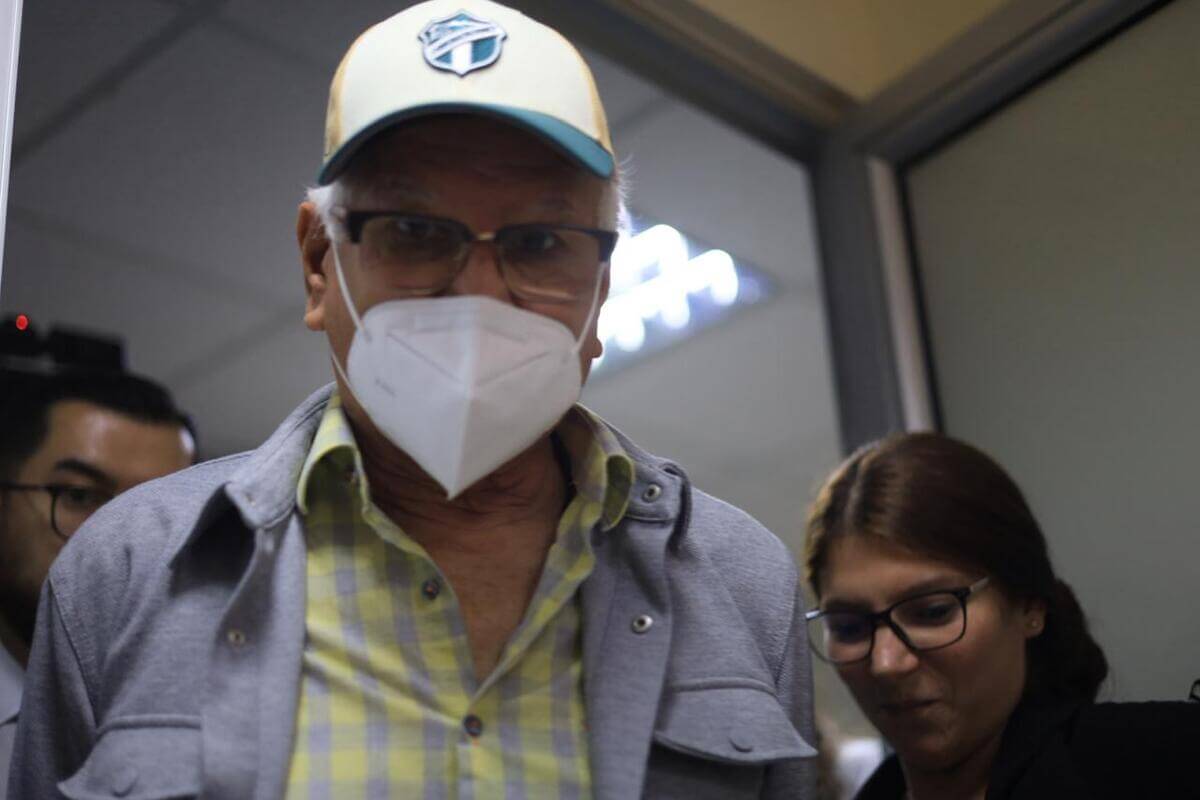 Inmovilizan cuentas a Carlos Acevedo para asegurar pago por daños a motorista que embistió en zona 9