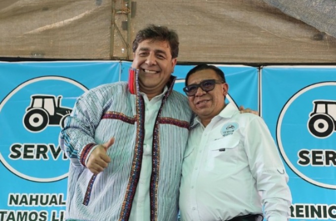 Carlos Pineda junto al alcalde de Nahualá, Manuel Guarchaj, quien se unió al partido Servir. Foto: La Hora/RR. SS.