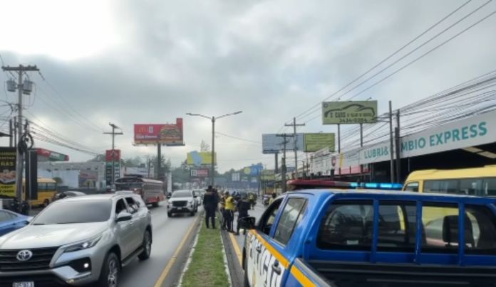 Persona fallecida en el kilómetro 13.5 de carretera a El Salvador complica el tránsito.