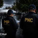 Diversos casos denunciados públicamente y ante las autoridades han expuesto el uso de supuestos uniformes policiales para cometer robos y asesinatos. Arte: La Hora/Roberto Altán.