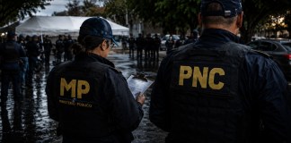 Diversos casos denunciados públicamente y ante las autoridades han expuesto el uso de supuestos uniformes policiales para cometer robos y asesinatos. Arte: La Hora/Roberto Altán.