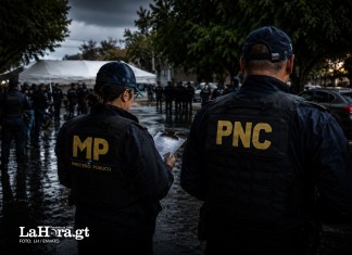Diversos casos denunciados públicamente y ante las autoridades han expuesto el uso de supuestos uniformes policiales para cometer robos y asesinatos. Arte: La Hora/Roberto Altán.