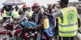 Conductores en un puesto de control contra el ébola en el noreste de la República Democrática del Congo en una imagen de archivo. Foto La Hora: EFE