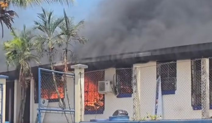 El centro de salud del municipio de Panzós, Alta Verapaz, se ha incendiado y de momento las autoridades no se han pronunciado.