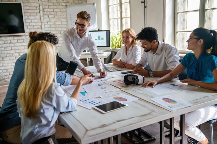 Escuchar a los colaboradores es vital para crear un clima de confianza limitar el estrés y evitar el mobbing.