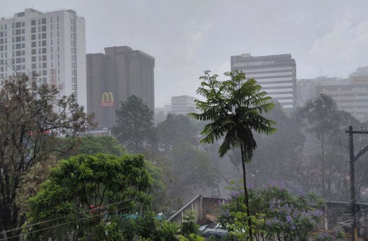 En vivo: Viento, lluvia y granizo afectan a la capital Las precipitaciones para este martes 26 de mayo fueron anunciadas por el Insivumeh debido al paso de una onda del este. Foto La Hora: Eric Salazar