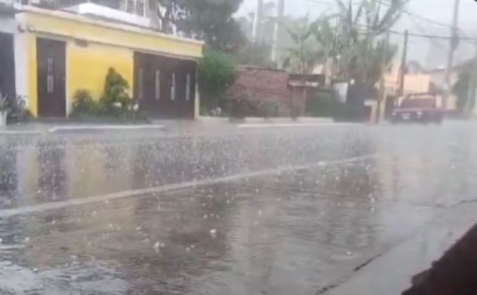 En los municipios de San José y Santa Catarina Pinula se informó por parte de internautas la caída de granizo tras la lluvia.